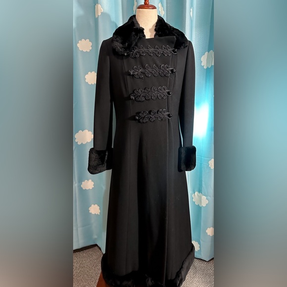 1964-1973 Saks Fifth Avenue wool military overcoat with fur trim. - Picture 8 of 9